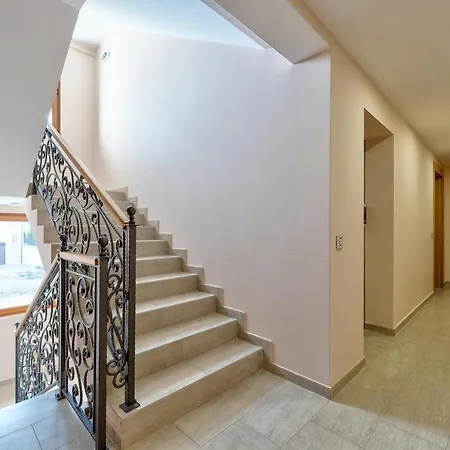 Beli Hrast Lux 아파트 *